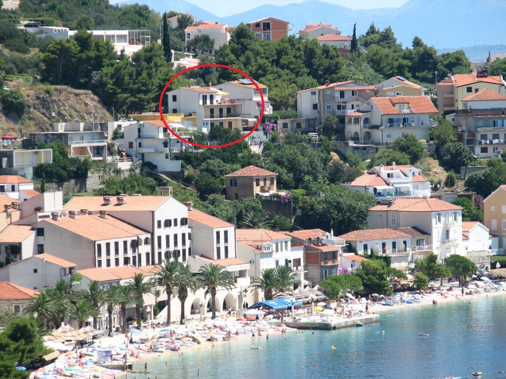 伯德古拉Apartments by the sea Podgora, Makarska - 12465的红圈的海滩小镇