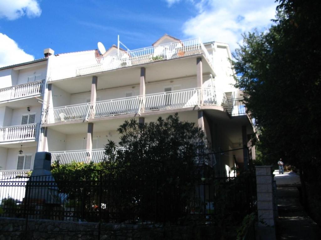 斯拉诺Apartments with a parking space Slano, Dubrovnik - 12576的白色的大建筑,设有白色阳台