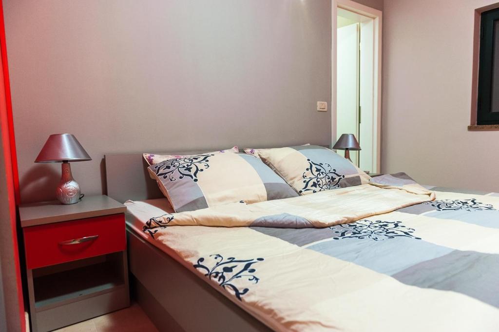 克勒克Apartments by the sea Duboka, Neretva Delta - Usce Neretve - 12842的一间小卧室,配有两张床和床头柜