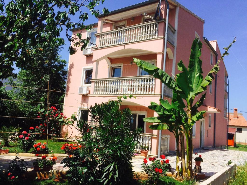 法扎纳Apartments with a parking space Valbandon, Fazana - 13429的前面有植物的建筑
