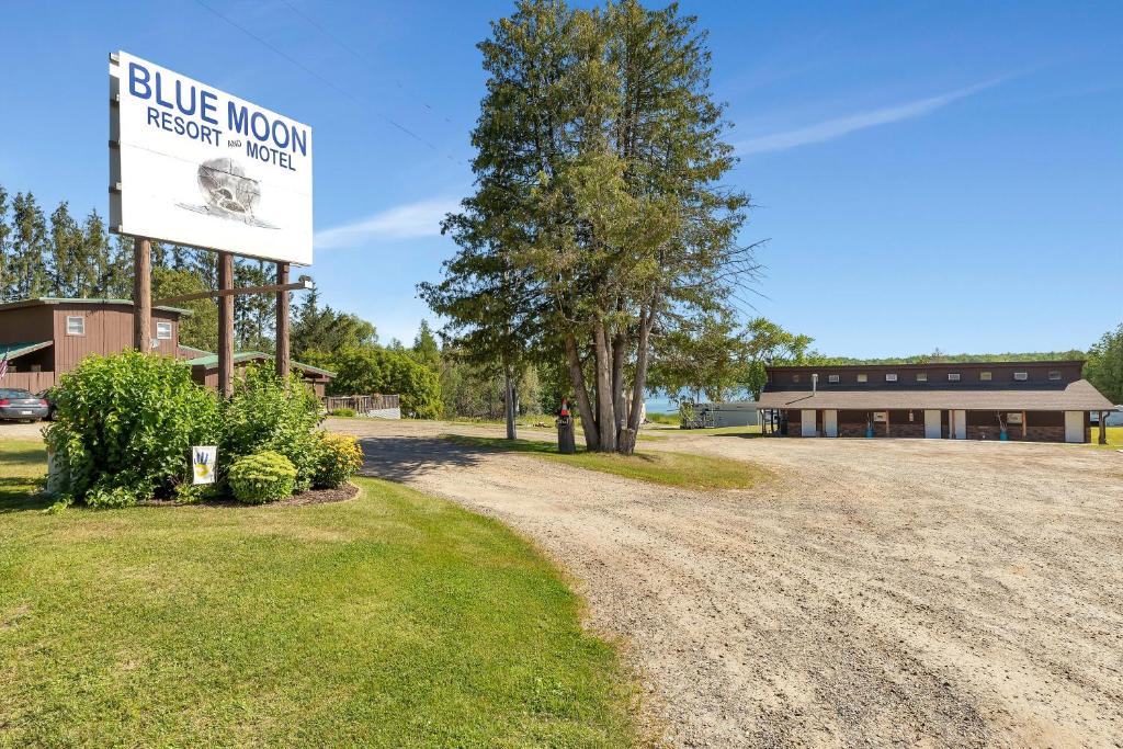 Hill CityBlue Moon Resort & Motel的建筑前的蓝色月亮度假村标志