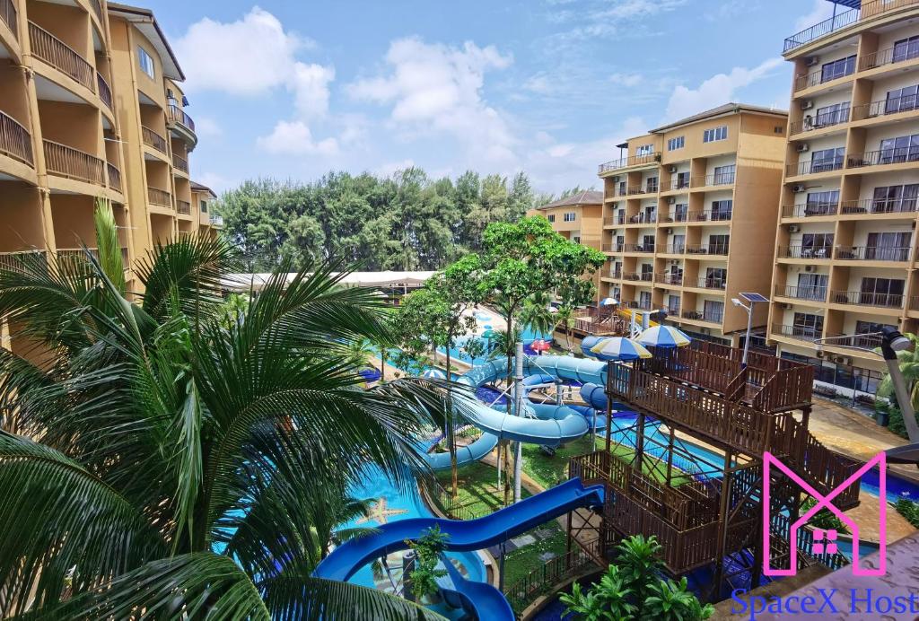 万津Gold Coast Morib Resort的度假村的水上公园,带水滑梯