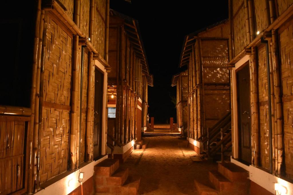 马尔万Chivarin Resorts的夜晚有灯光的一条空洞的小巷