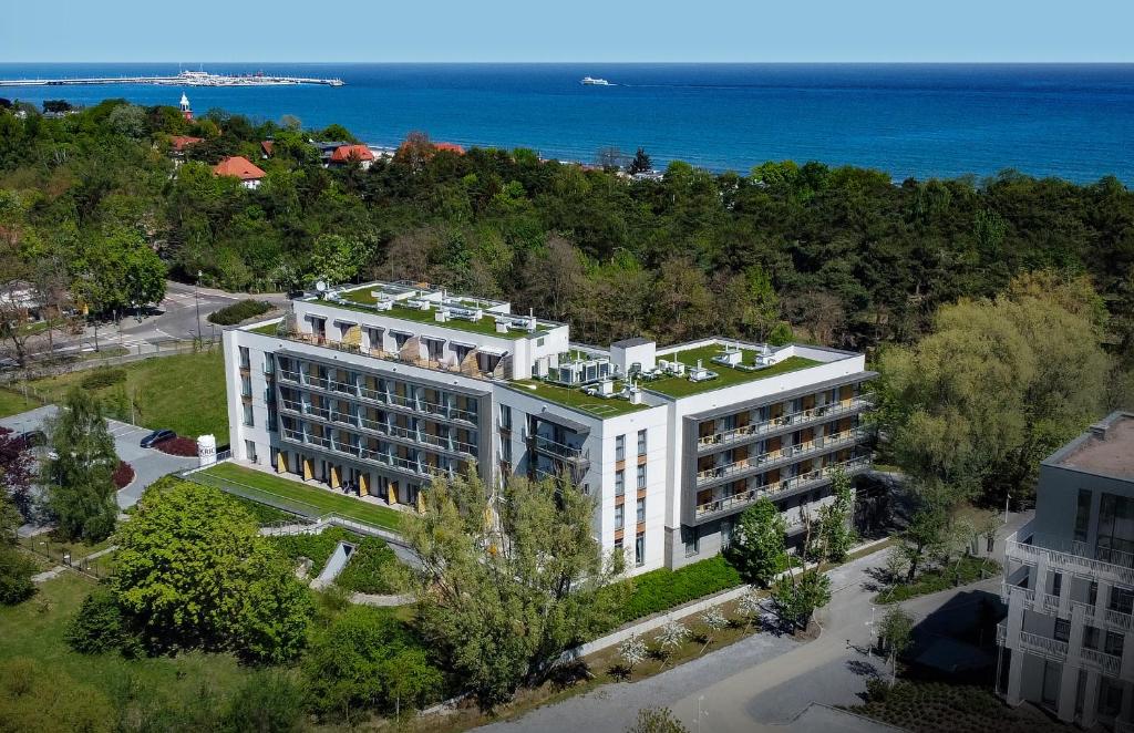 索波特Sopotorium Hotel & Medical Spa的建筑的空中景观,背景是海洋