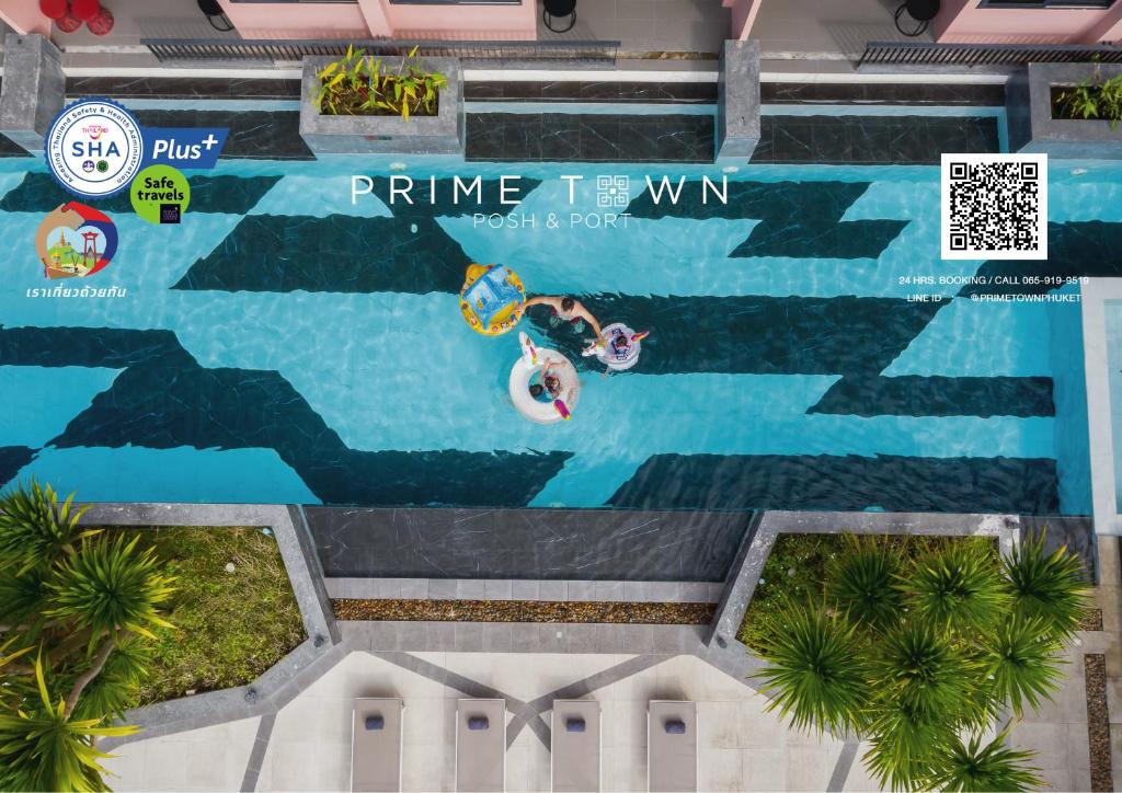 普吉镇PRIME TOWN - Posh & Port Hotel PHUKET的享有度假村游泳池的顶部景致