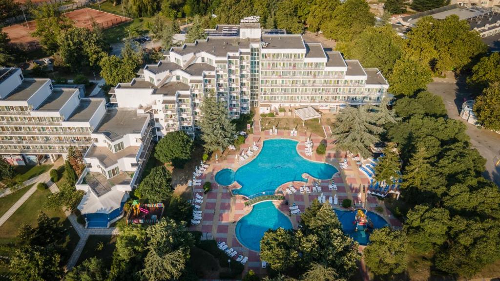 阿尔贝纳Hotel Laguna Garden的享有带游泳池的度假村的空中景致