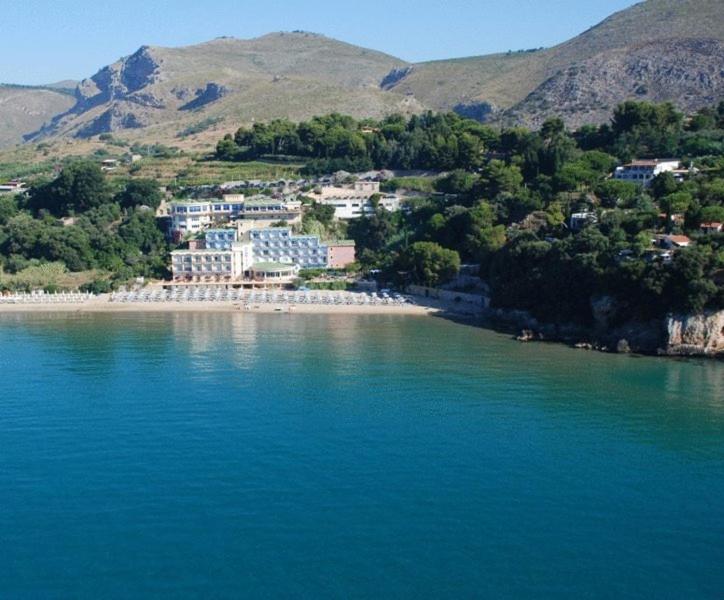 加埃塔莎米特酒店的水中的一个海滩,有一个度假胜地