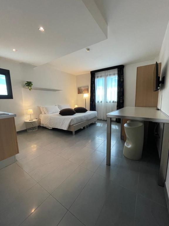 维贡扎Matrix Hotel & Residence的一间卧室配有一张床和一张桌子