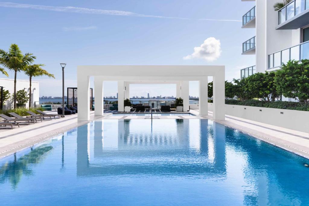 迈阿密Nomada Destination Residences - Quadro的一座建筑物中央的游泳池