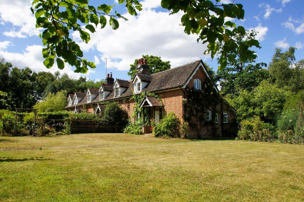 HandcrossBeeches Cottage - Beautiful Garden - Parking的一座带草地庭院的老砖屋