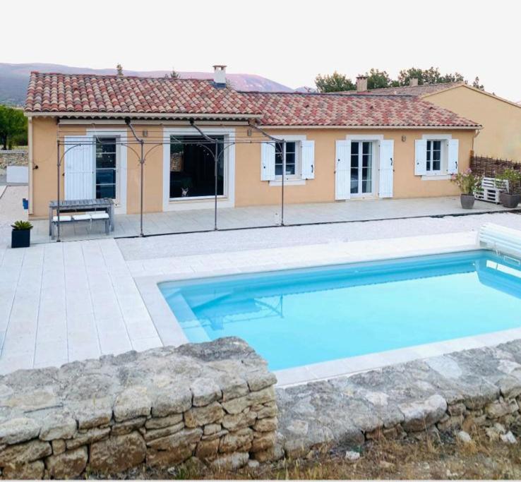 Les CordiersJolie maison de 110 m 2, pour 6 personnes, au calme, avec piscine的一座大蓝色游泳池,位于房子前