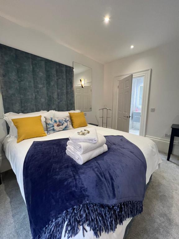 普雷斯顿Winckley Square Residences的一间卧室配有一张大床和毛巾