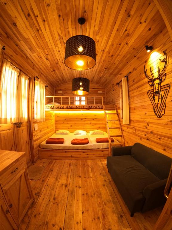 罗纳瓦拉Bombay Camping Company的小木屋内一间卧室,配有一张床