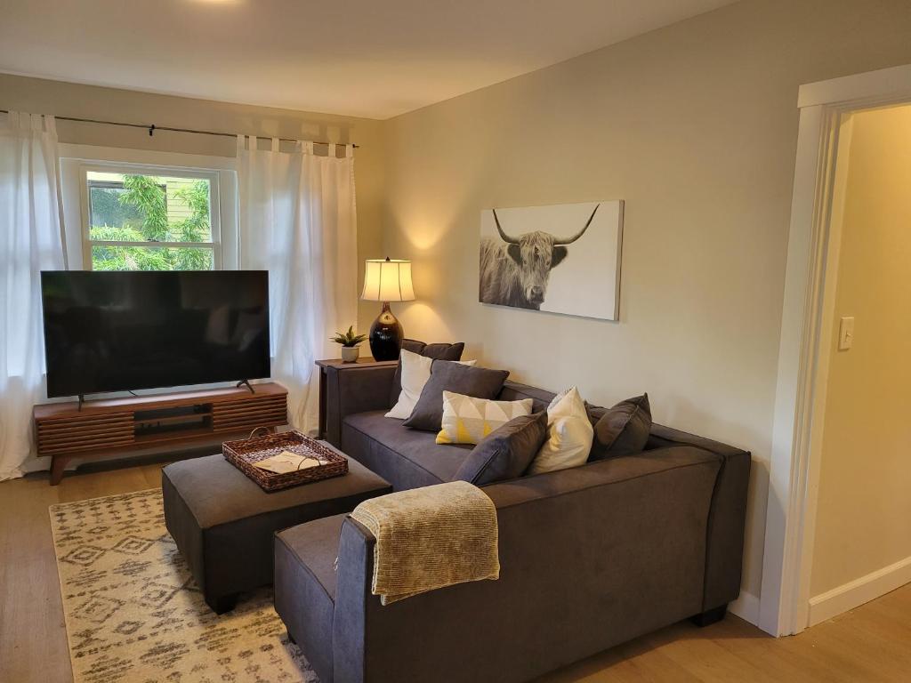 西雅图Sunny remodeled craftsman in Georgetown的带沙发和平面电视的客厅