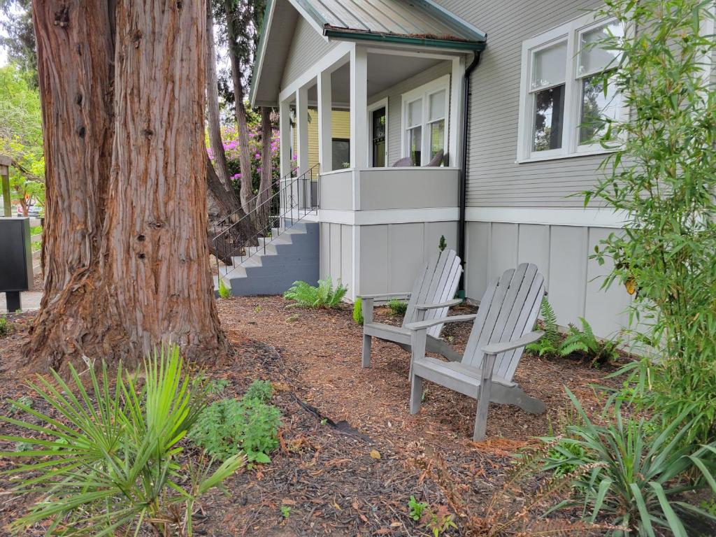 西雅图Modern Craftsman Garden Patio in Georgetown的坐在房子前面的几把椅子