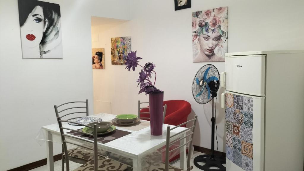 LeonforteCasa vacanza Francesca的厨房配有桌子和冰箱