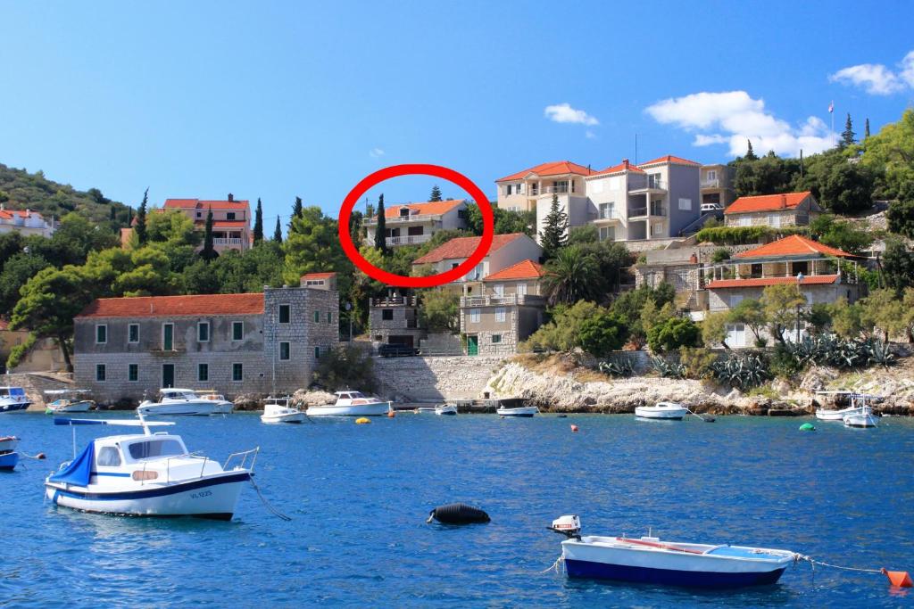 布拉托Apartments with a parking space Prigradica, Korcula - 193的一群船在水体中