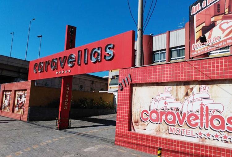 里约热内卢Caravellas Hotel的红砖建筑,有餐厅标志
