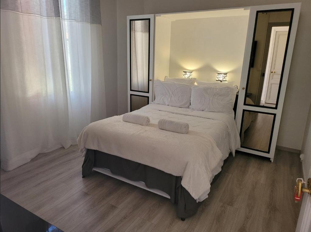 拉特里尼泰1 Chambre paisible à La Trinité proche de Nice et Monaco的卧室配有一张带白色床单和枕头的大床。