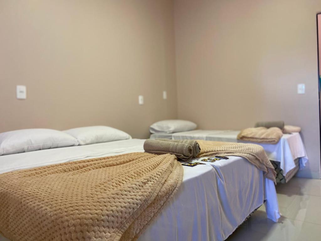 托坎廷斯州圣费利克斯Pousada Amanhecer no Jalapão的一间设有两张带毯子的床的房间