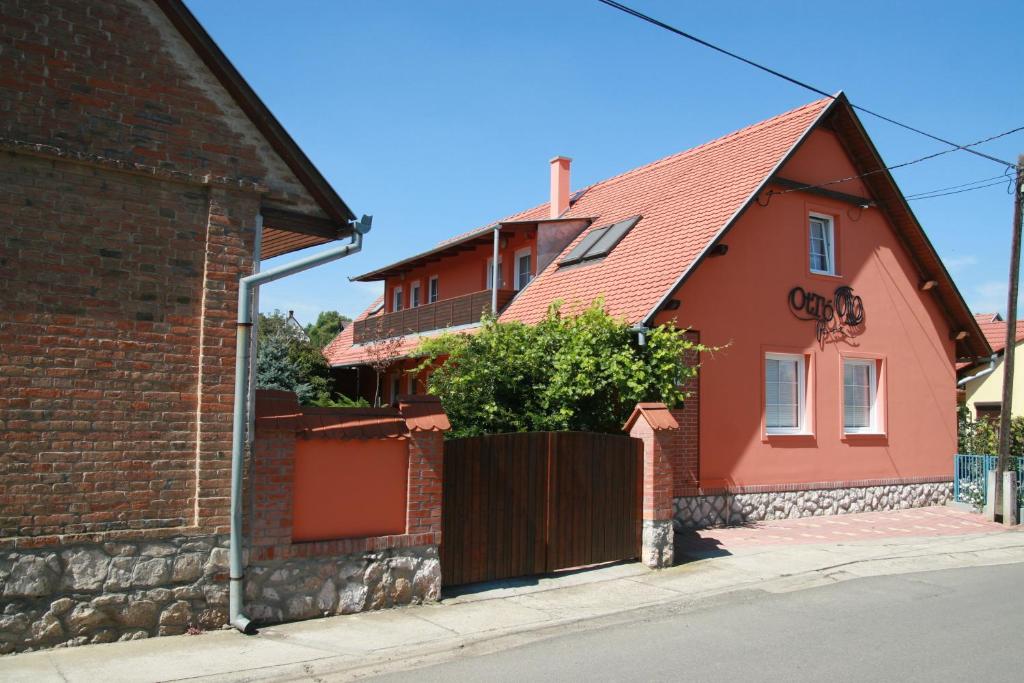 维拉尼Ottó Panzió Villány的砖砌建筑旁边的红房子