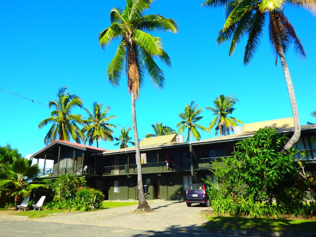 南迪巴姆勃奥背包客酒店的一座棕榈树建筑