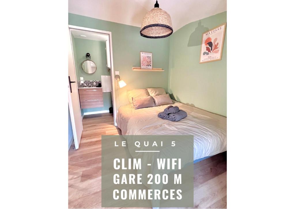 阿让LE QUAI 5 - Studio NEUF CALME - CLIM - WiFi - Gare à 200m的一间卧室配有一张床和吊灯
