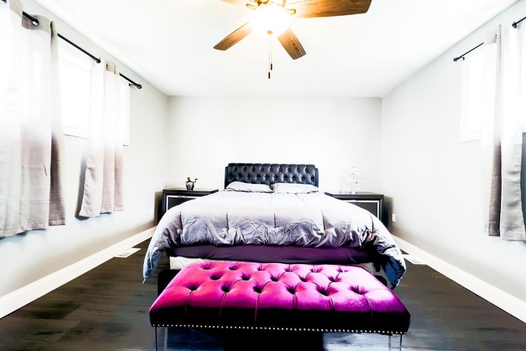 尼亚加拉瀑布The Ashland Manor的一间卧室配有一张紫色的奥斯曼床