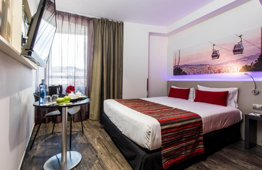 巴塞罗那巴塞罗那圣家堂莱昂纳多精品酒店的酒店客房配有一张床铺和一张桌子。