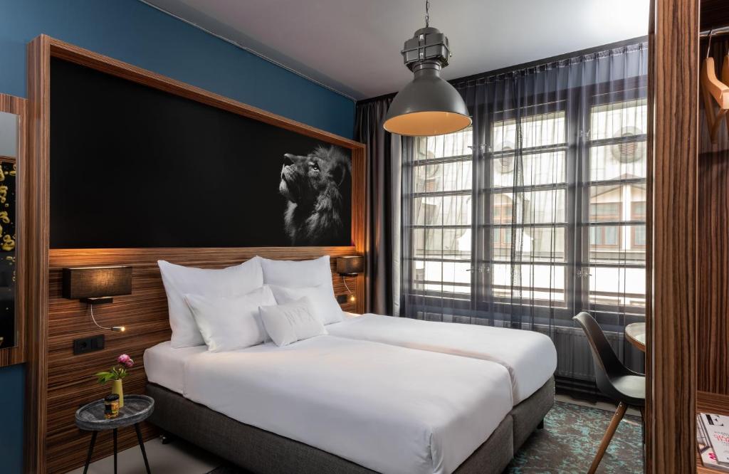 布拉格NYX Hotel Prague by Leonardo Hotels的卧室设有白色的床和大窗户