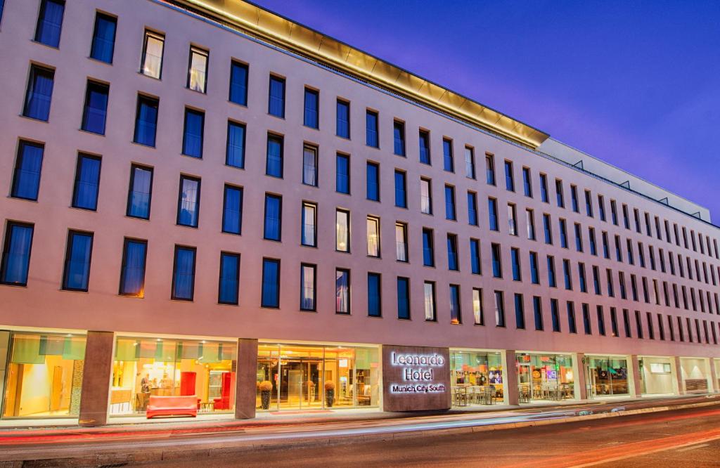 慕尼黑慕尼黑市南莱昂纳多酒店的夜行的街道上一座白色的大建筑