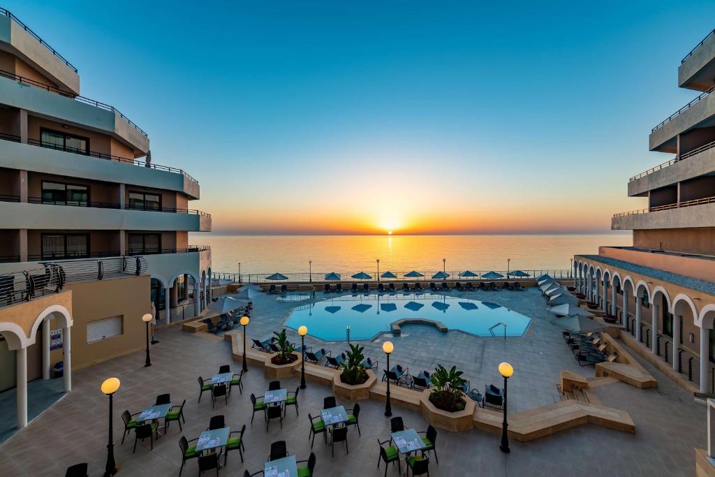 圣朱利安斯马耳他圣朱利安斯丽笙度假酒店的享有酒店游泳池和大海的景色