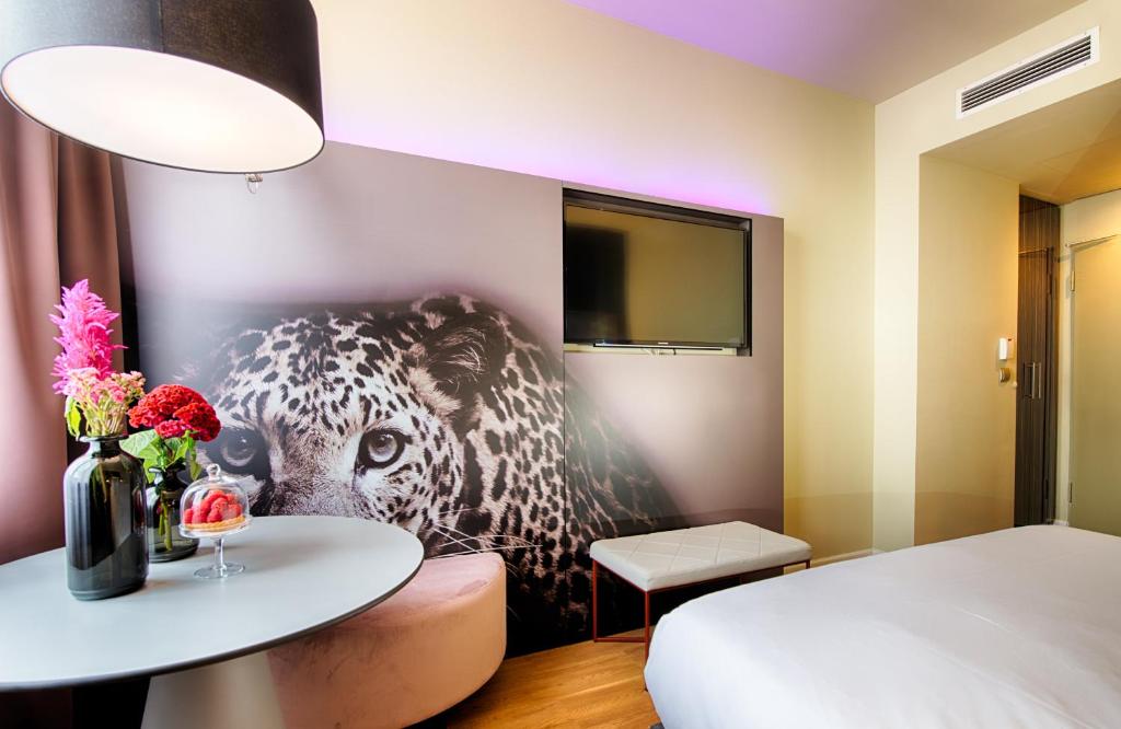 曼海姆NYX Hotel Mannheim by Leonardo Hotels的卧室墙上挂着豹子的照片