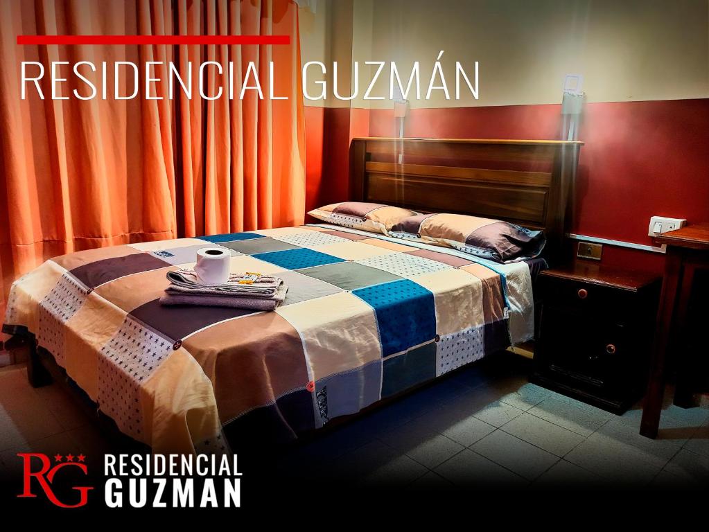 亚奎巴Residencial Guzmán 1的一间卧室配有一张带红色窗帘的床