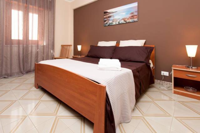 巴格里亚迪拉祖迪欧利安德雷2号公寓的一间卧室,卧室内配有一张大床