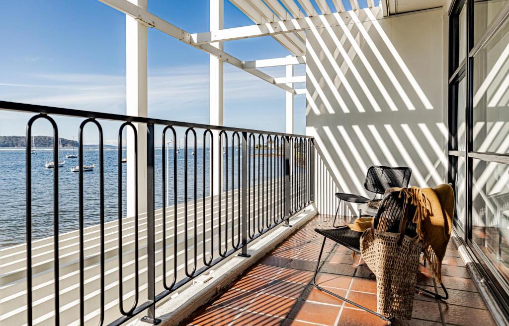 巴特曼斯贝海湾微风精品酒店的享有水景的阳台