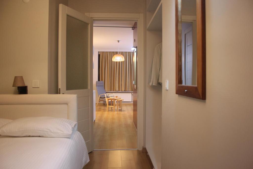伊斯坦布尔伊斯坦布尔联排别墅的一间卧室配有一张床,走廊配有桌子