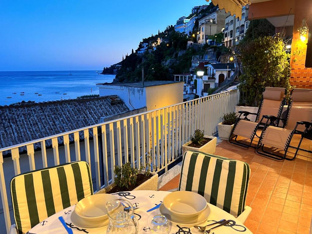 维耶特里Arco Apartment - Vietri sul Mare的海景阳台上的桌椅