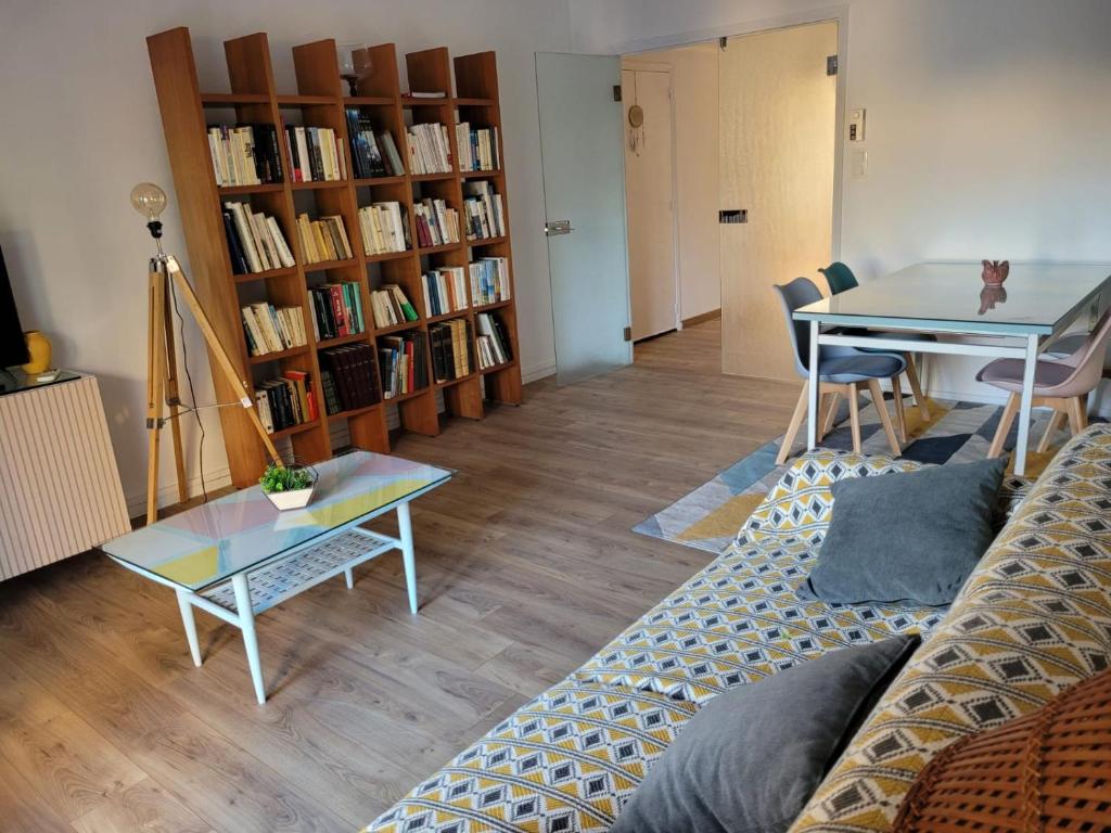 阿维尼翁Avignon : Appartement le in et off的客厅配有沙发和桌子