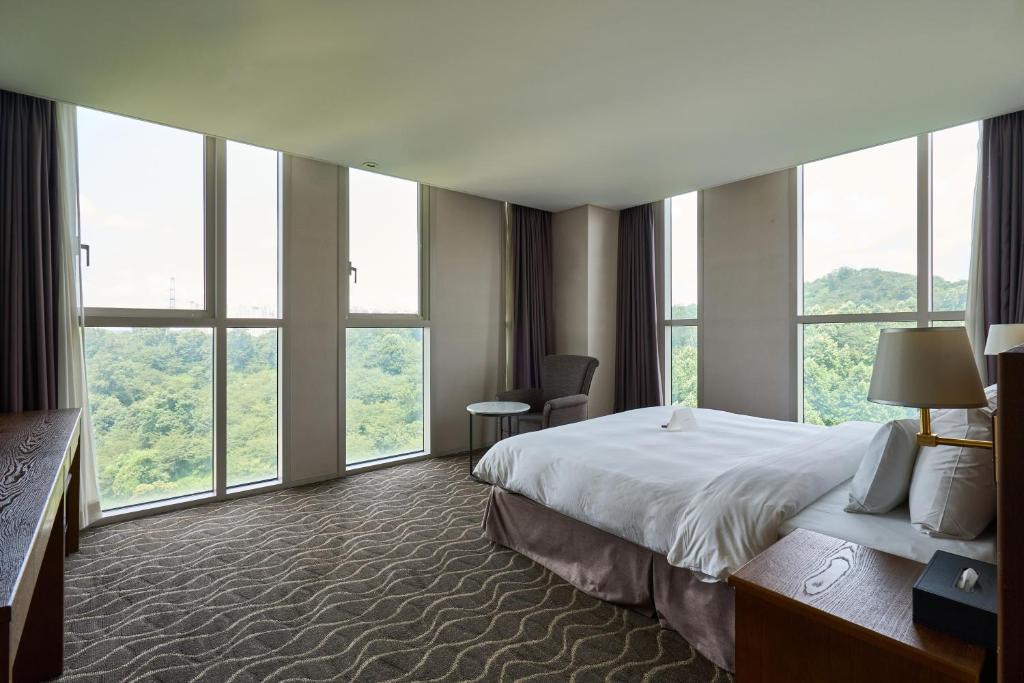 安山市安山广场酒店的酒店客房设有一张床和大窗户