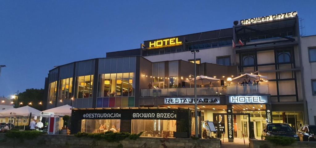 布热格Park Hotel & Restauracja Browar Brzeg的前面有酒店