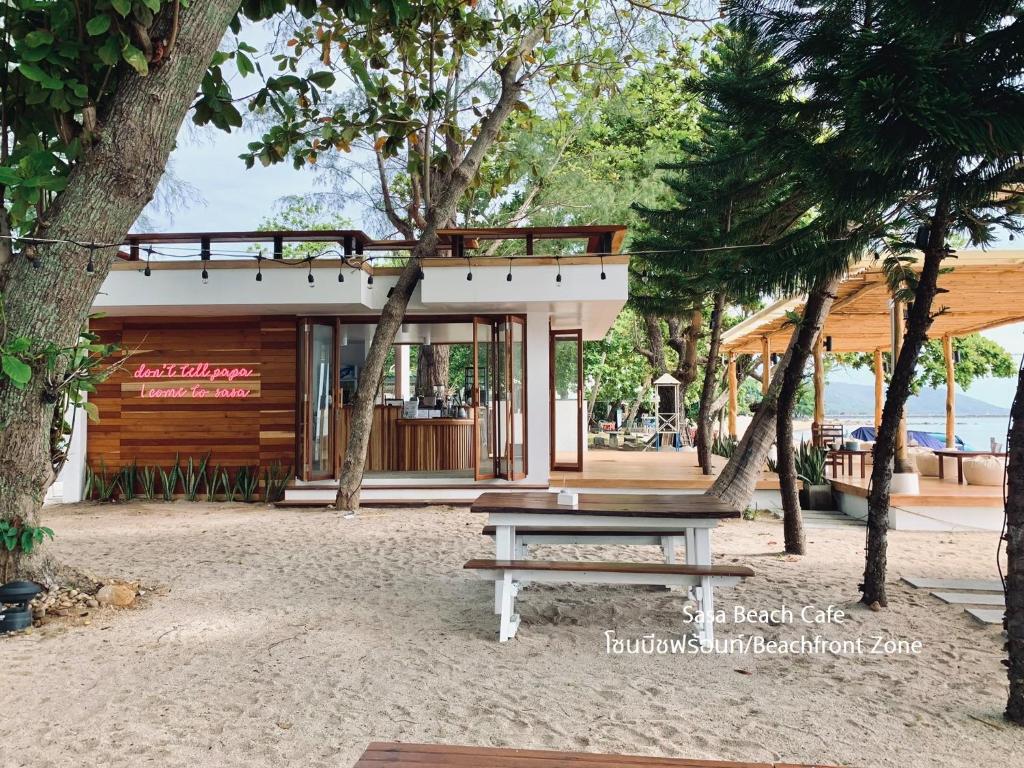 锡春Issara Beach Resort Beachfront的树屋前的野餐桌