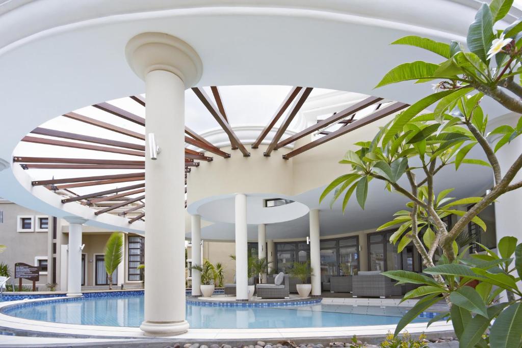 弗利康弗拉克维纳苏豪华公寓别墅的带有天花板的酒店游泳池的图片