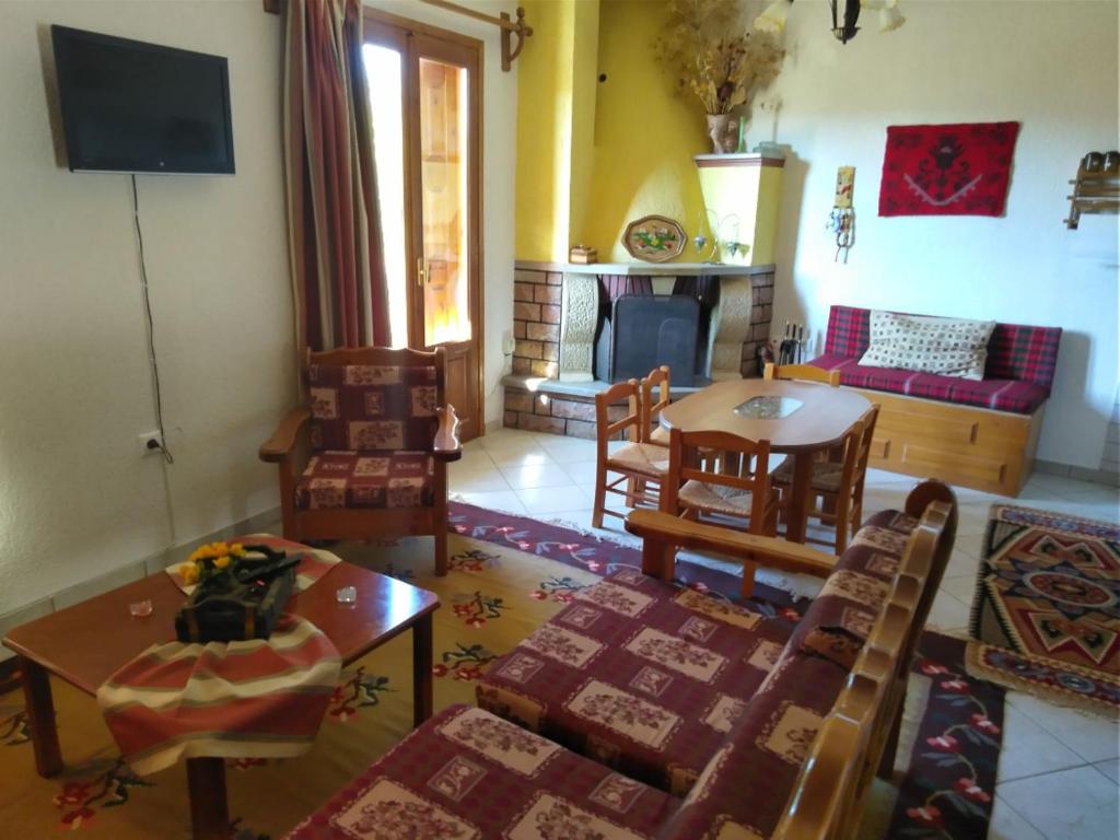 KalíviaTraditional house的客厅配有沙发和桌子