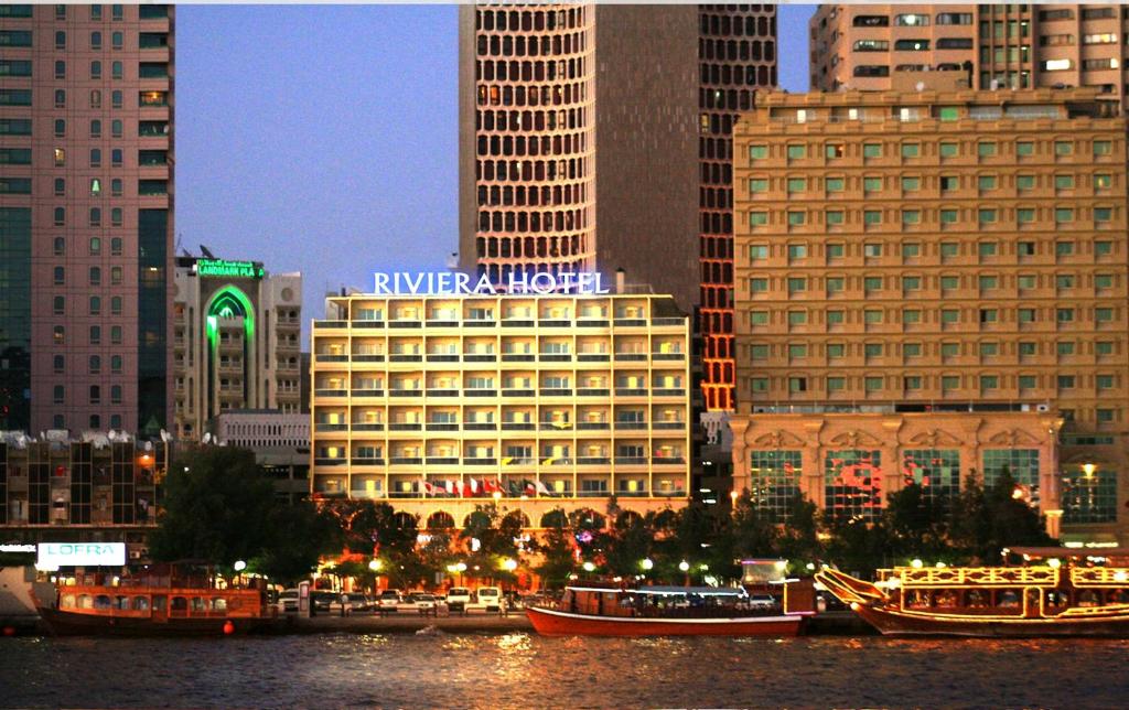 迪拜里维埃拉酒店的水面上拥有高楼和船只的城市