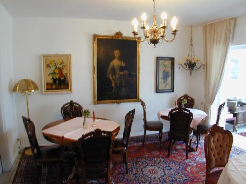 杜塞尔多夫豪斯慕瑞伽尼酒店的一间带桌椅的用餐室