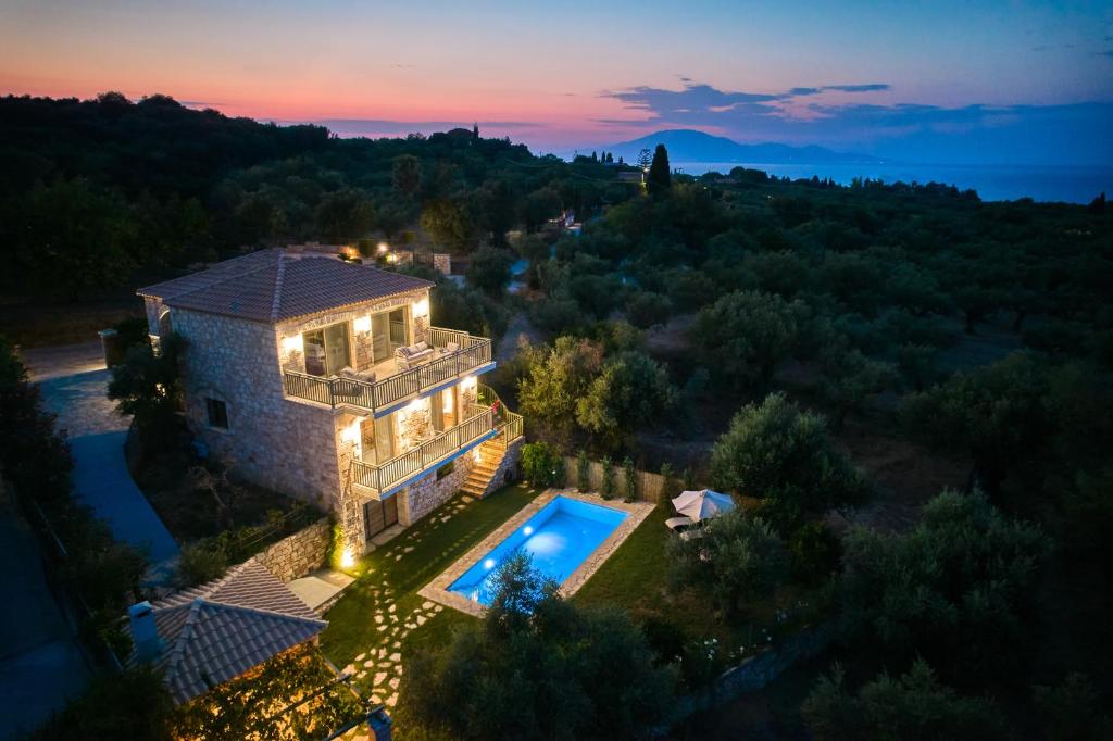 扎金索斯镇Neva Villa的享有带游泳池的房屋的空中景致