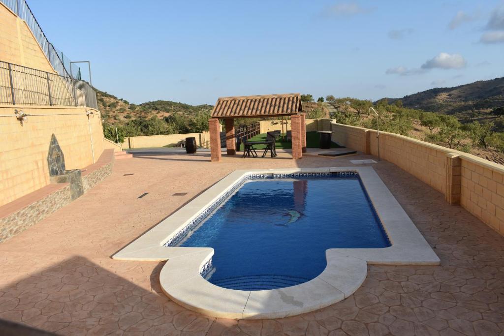 AlmogíaDoña Ana的一个带凉亭的庭院内的游泳池