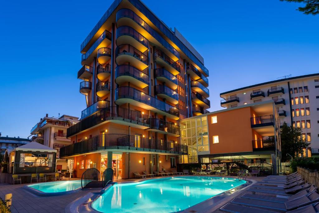 利多迪耶索罗希拉酒店的大楼前设有游泳池的酒店