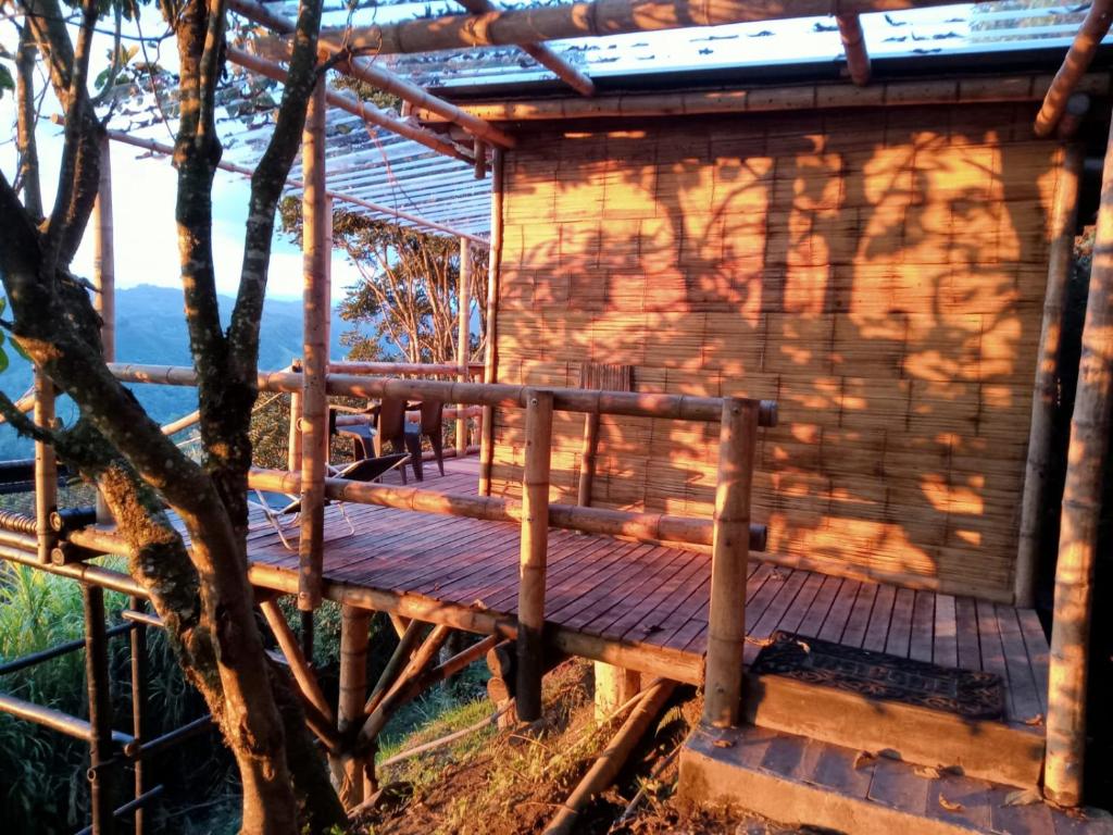萨兰托Hakuna Matata Glamping timon的建筑一侧的木甲板